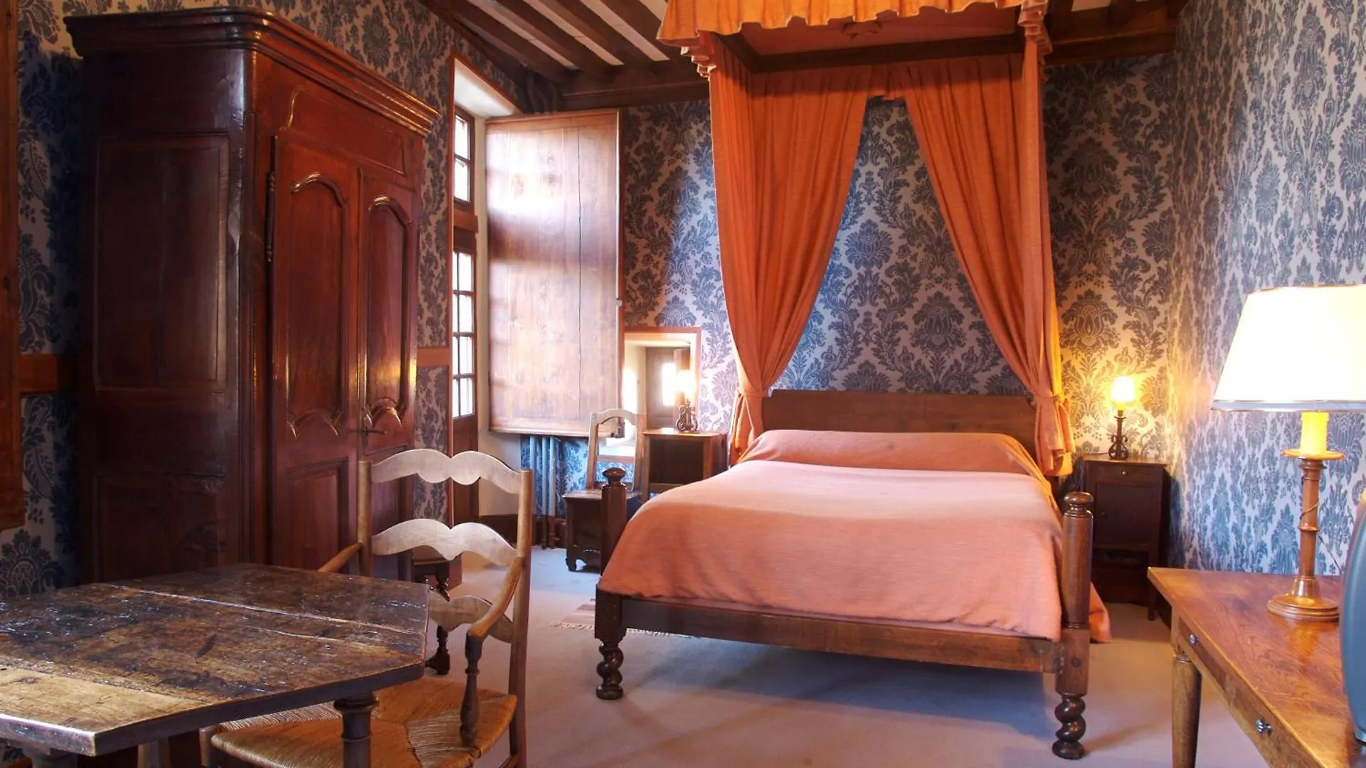 Hostellerie Du Vieux Pérouges 2*,  فرنسا