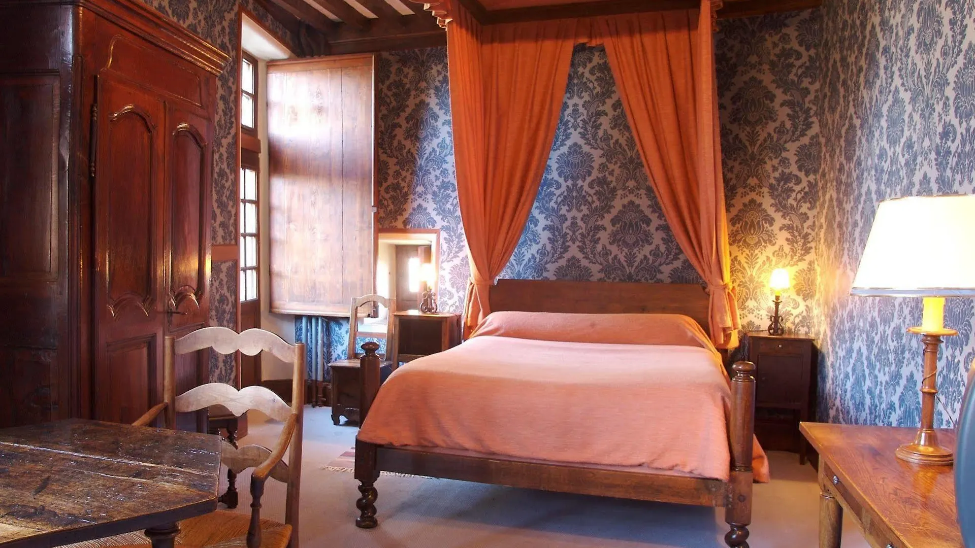 Hostellerie Du Vieux Pérouges 2*,